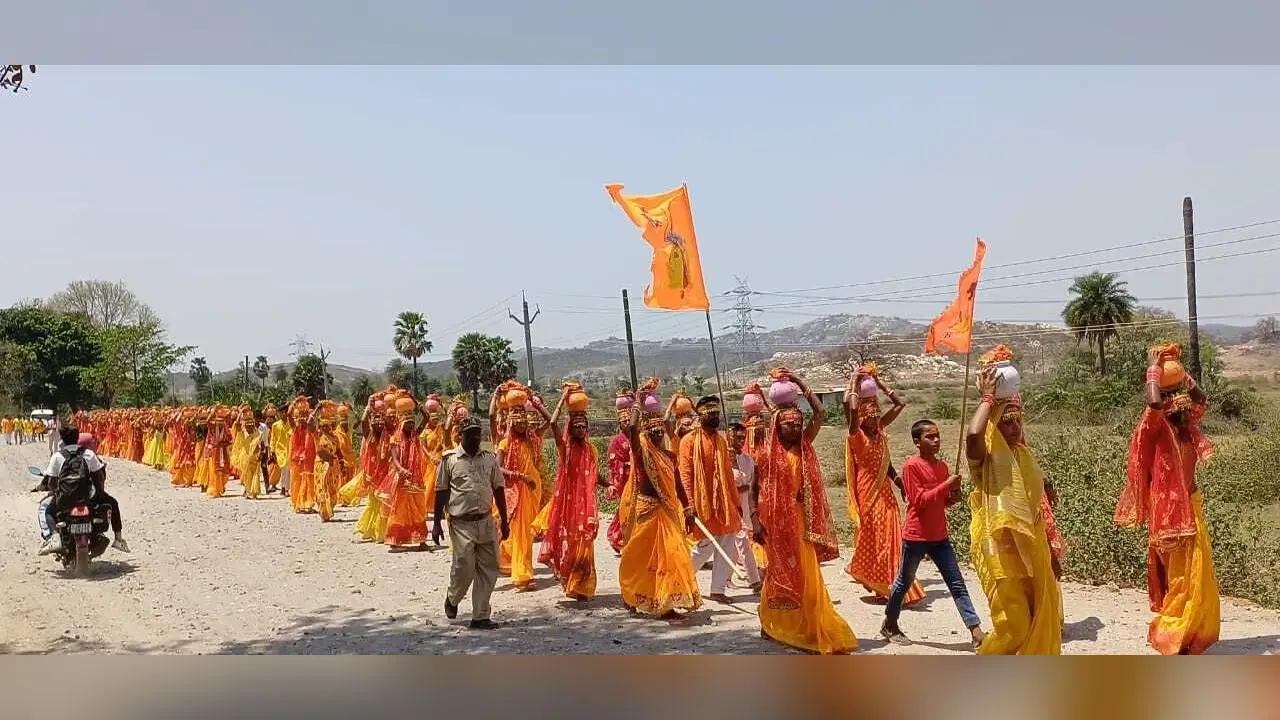 पांच दिवसीय यज्ञ को लेकर निकली कलश यात्रा