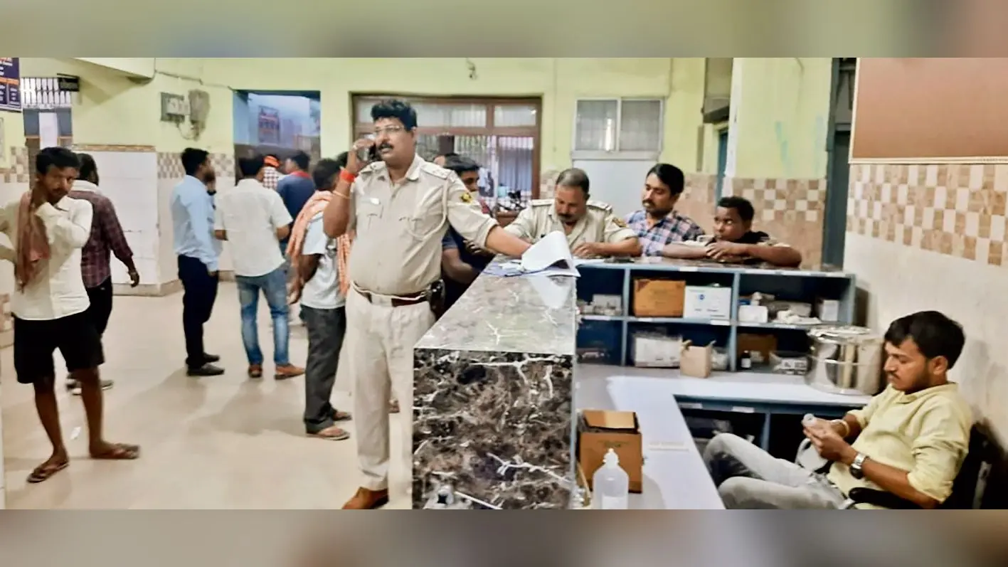 दोस्तों के साथ आर्केस्ट्रा देखने गये युवक की चाकू गोदकर हत्या