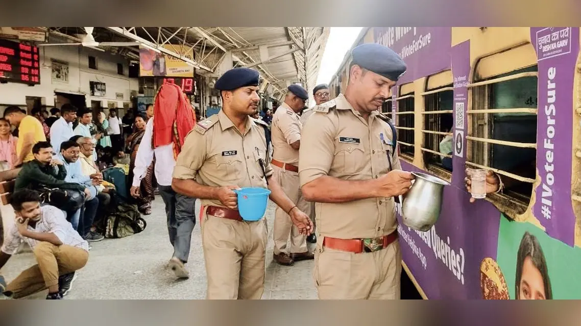 यात्रियों की सहायता के लिए छपरा जंक्शन पर बनाया गया बूथ