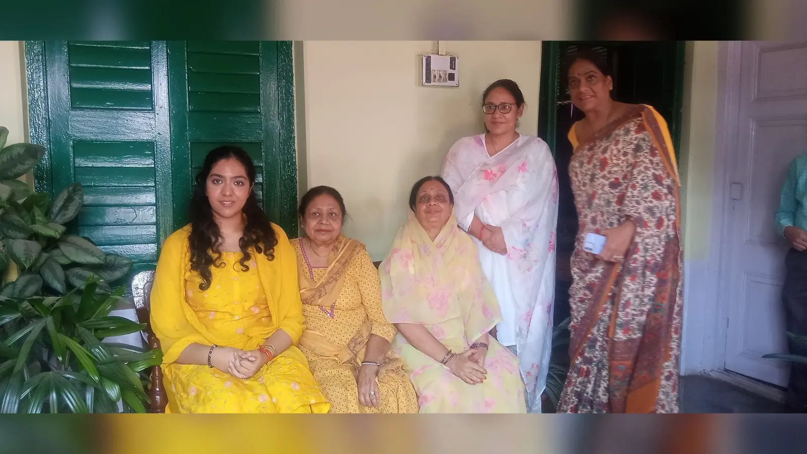 कांग्रेस प्रत्याशी रातू किला पहुंचीं, परिवार से लिया आशीर्वाद
