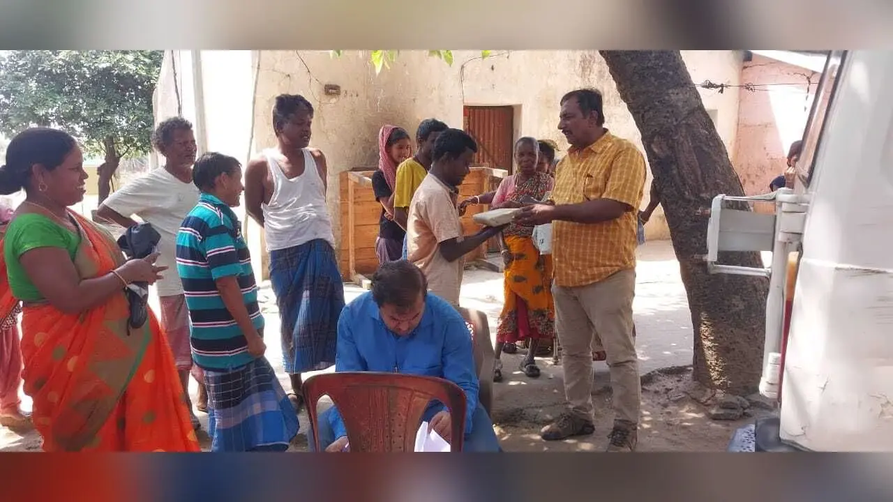हांसीपहाड़ी में कुष्ठ पीड़ितों को दिया गया सेल्फ केयर कीट