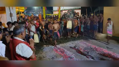 दहकते अंगारे पर चल शिव भक्तों ने दिया आस्था का परिचय