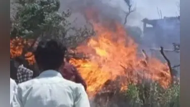आग लगने दो घर समेत सभी सामान जलकर राख भेलवा में आग लगने के कारणों का नहीं चला पता