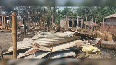 चूल्हे की चिंगारी से लगी भीषण आग, पच्चीस से अधिक घर जलकर राख