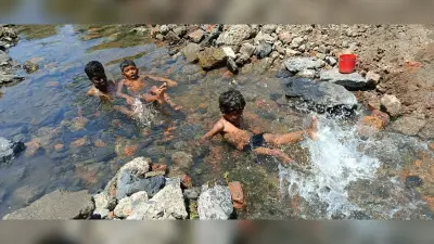 – हीट वेव के बीच बच्चे कर रहे हैं जल क्रीड़ा