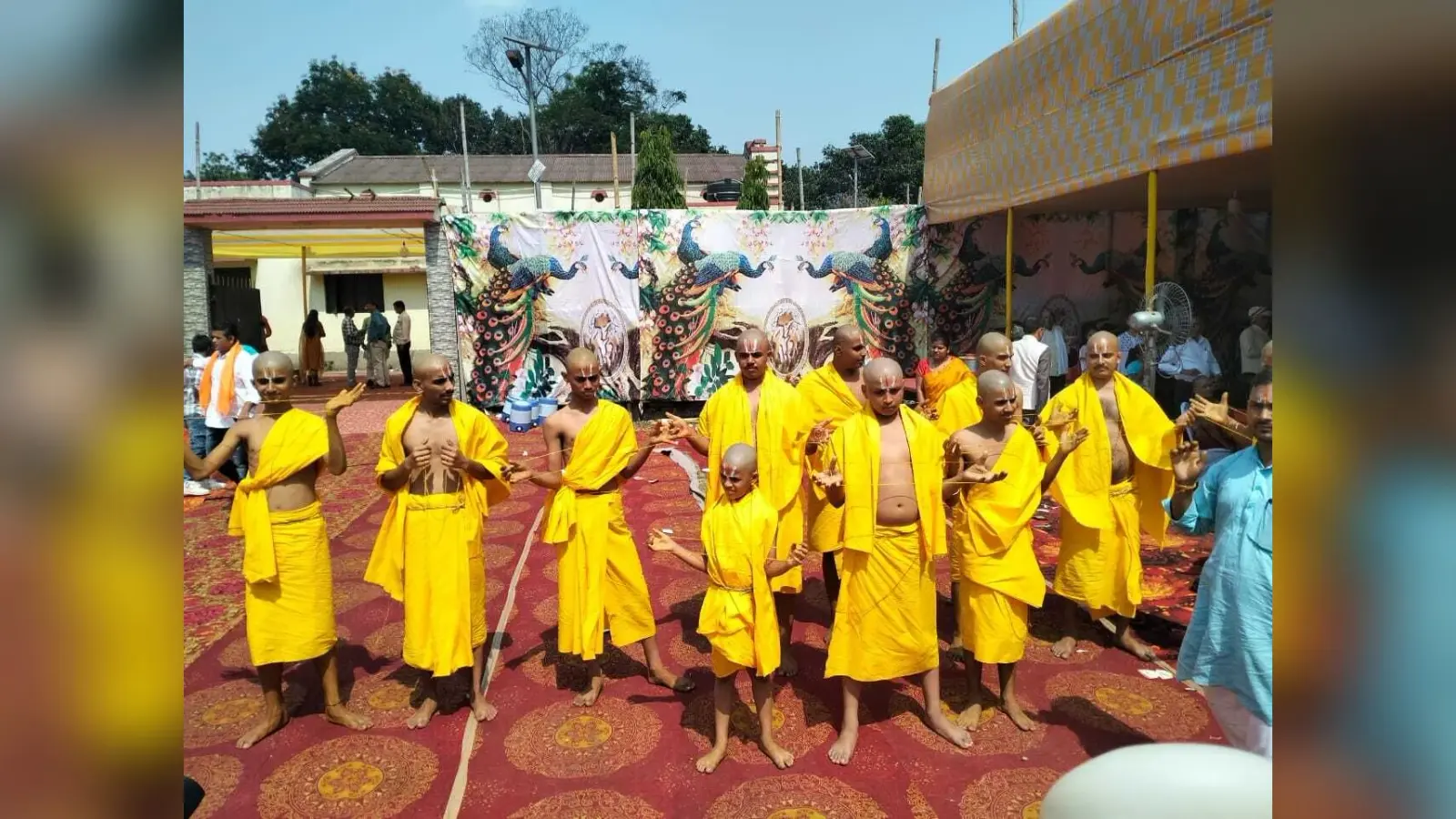 बटुकों का उपनयन संस्कार हुआ पूरा, भिक्षा मांग लिया आशीर्वाद