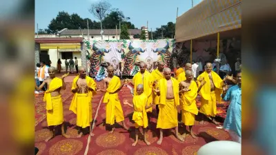 बटुकों का उपनयन संस्कार हुआ पूरा, भिक्षा मांग लिया आशीर्वाद