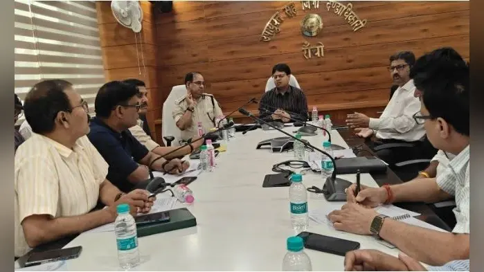 चुनाव को लेकर हाथी प्रभावित इलाकों पर विशेष नजर रखने का डीसी ने दिया निर्देश