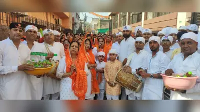 नगर कीर्तन शोभायात्रा में बरसे फूल