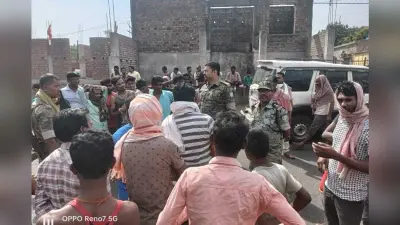 स्कॉर्पियो के धक्के से बाइक सवार हुआ जख्मी, ग्रामीणों ने किया सड़क जाम