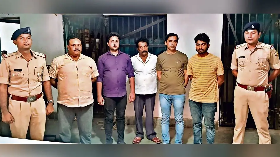 कांग्रेस जिलाध्यक्ष के घर पर चलीं गोलियां, पांच लोग धराये, राइफल व 44 कारतूस बरामद