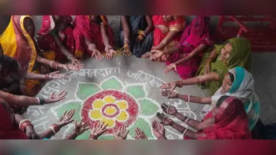 मेहंदी व रंगोली बनाकर मतदाताओं को किया जागरूक