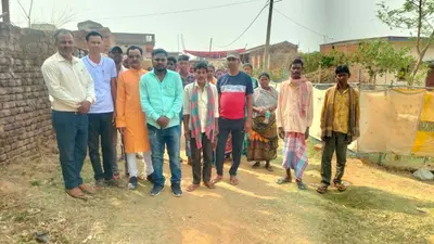 सारठ : बरमसिया के ग्रामीण ने की रोड निर्माण की मांग, सड़क नहीं तो वोट नहीं का लिया निर्णय