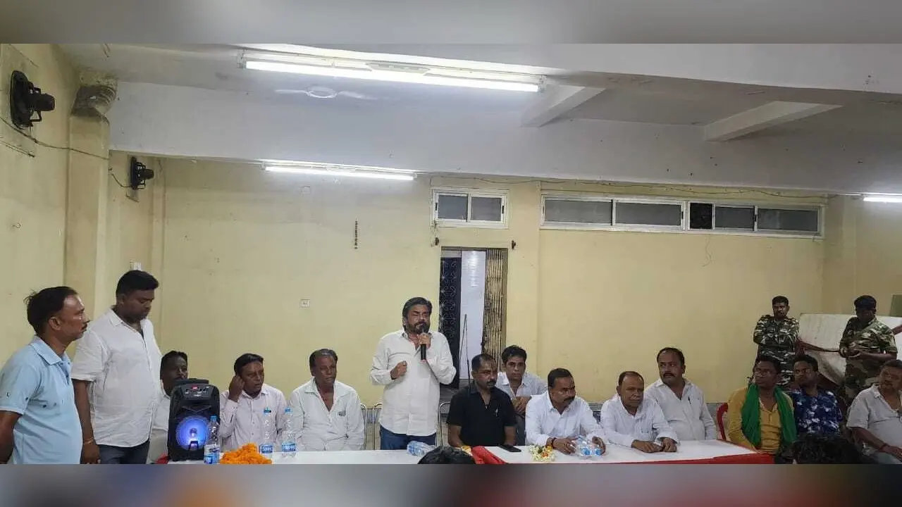 समीर मोहंती व मंगल कालिंदी ने कार्यकर्ताओं के साथ की बैठक