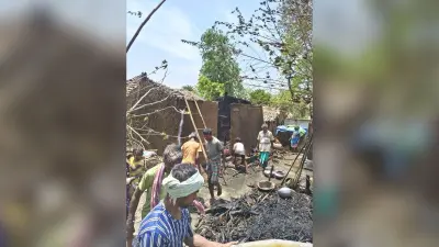 पुआल के पल्ले में लगी आग की चपेट में आया घर, नकदी, राशन, कागजात सहित लाखों के सामान जलकर राख