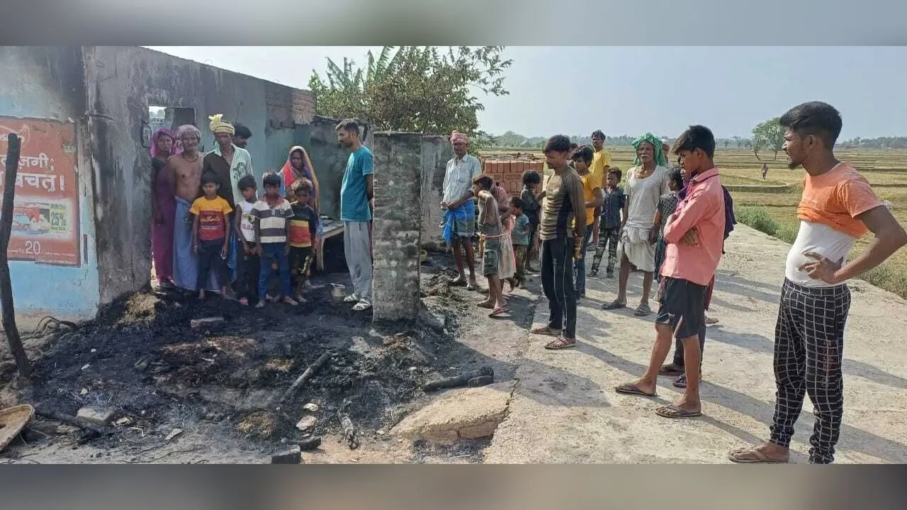 झपनियां में आग लगने से पीड़ित हुआ बेघर