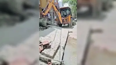 नालों पर बने मकान व सीढ़ी पर चला बुलडोजर, कई ने मार्बल और टाइल्स लगाकर घर में जाने के लिए बनायी थी सीढ़ी, हुई जमींदोज