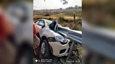 सड़क दुर्घटना में कार के आर-पार हो गया क्रैश बैरियर, बड़ा हादसा टला