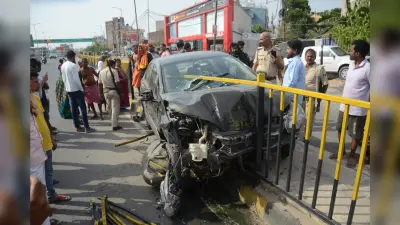 Patna : अटल पथ पर कार ने डिवाइडर में मारी टक्कर, ग्रिल की रॉड शीशा तोड़ते हुए अंदर घुसी, बाल-बाल बचा चालक