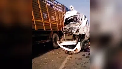 पर्यटकों से भरी बस खड़े ट्रक से टकरायी, आठ यात्री घायल