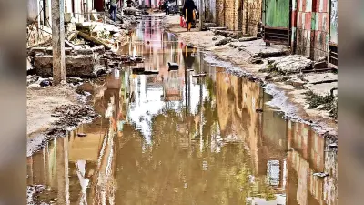 अतिक्रमण हटाने आये बुलडोजर ने नल जल योजना के पाइप को उखाड़ा, सड़क पर जलजमाव से परेशानी