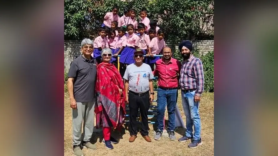 रोटरी क्लब ने सरकारी स्कूल में लगाया झूला