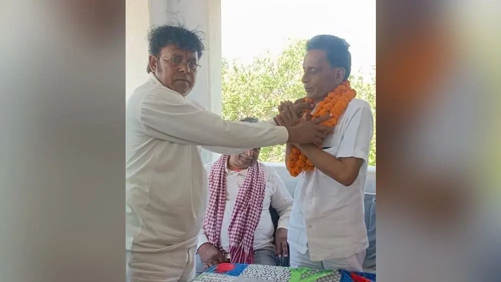 सेवानिवृत्त शिक्षक को दी गयी विदाई