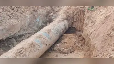 पाइप लाइन की मरम्मत के दौरान मिट्टी में दबने से मजदूर की मौत
