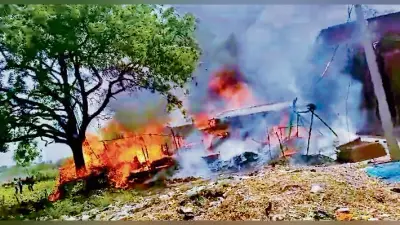 एलटी तार के चिंगारी से बनारपुर बस्ती में आधा दर्जन झोपड़ियां राख, आठ मवेशियों की मौत