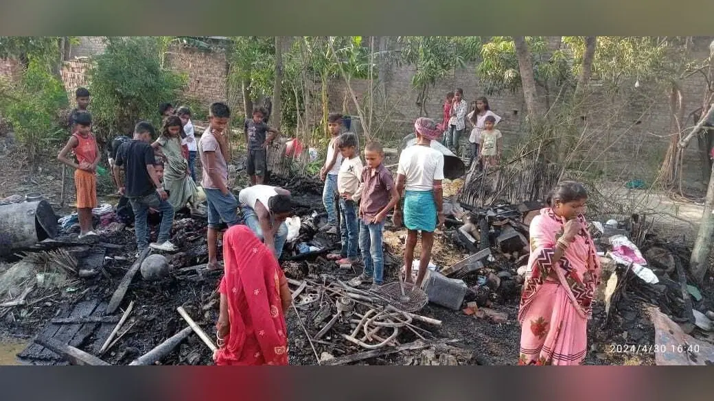 खैरा पंचायत के भेनारी टोल में लगी भीषण आग, 10 परिवारों के सिर से छिन गया आशियाना