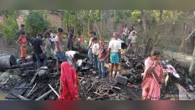 खैरा पंचायत के भेनारी टोल में लगी भीषण आग, 10 परिवारों के सिर से छिन गया आशियाना