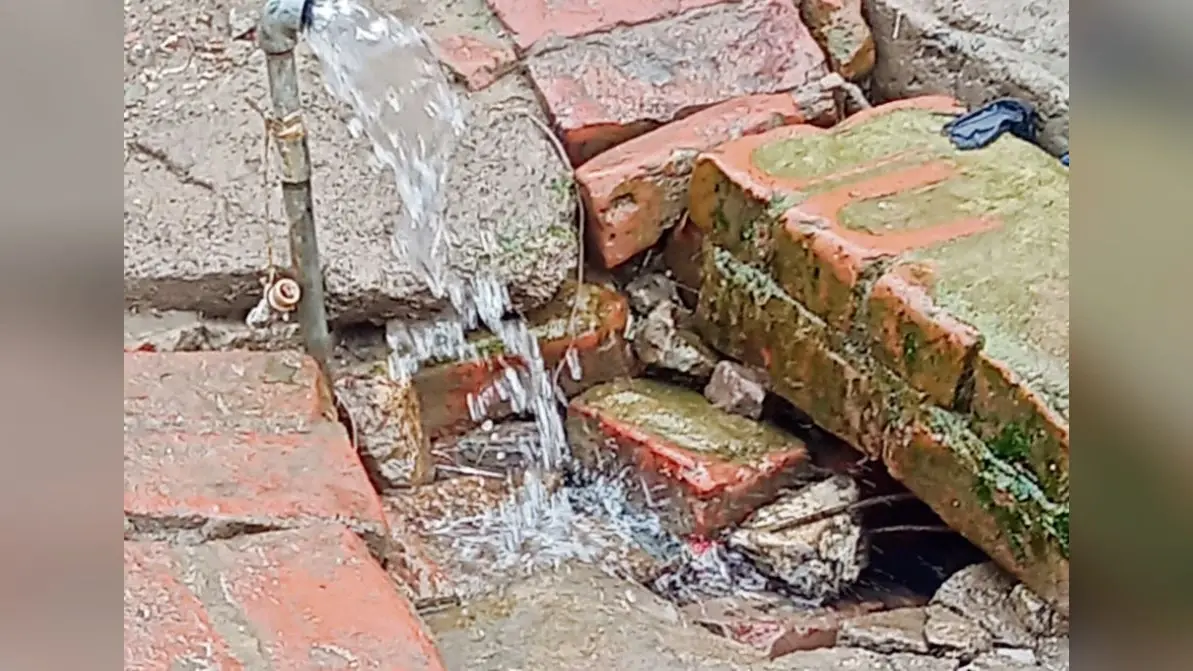 कहीं किल्लत, तो कहीं बर्बाद हो रहा सैकड़ों लीटर पानी