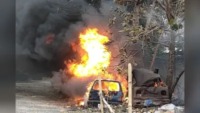 धनबाद कृषि बाजार समिति परिसर में लगी आग, कार समेत 8 वाहन जलकर खाक, फायर ब्रिगेड की टीम ने आग पर पाया काबू, देखें VIDEO