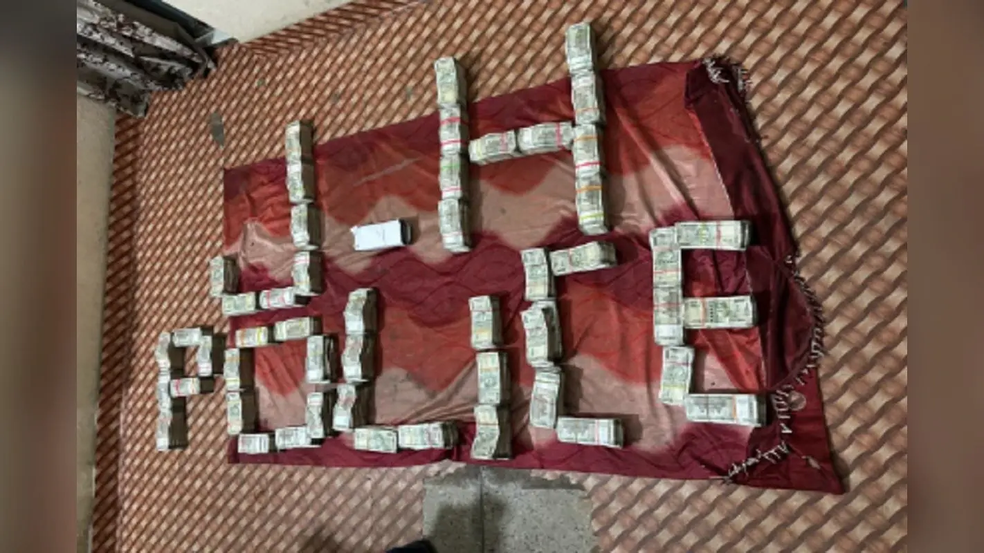 गिरिडीह में FST विभाग की बड़ी कार्रवाई, महारानी बस से एक करोड़ से अधिक की राशि बरामद