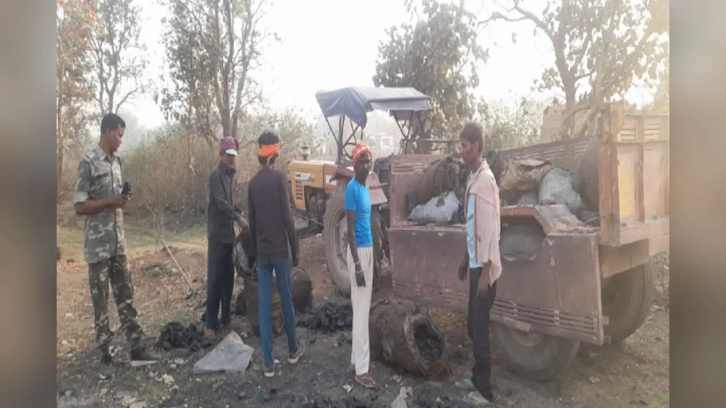 गिरिडीह में तस्करों के खिलाफ बड़ी कार्रवाई, तीन ट्रैक्टर कोयला जब्त
