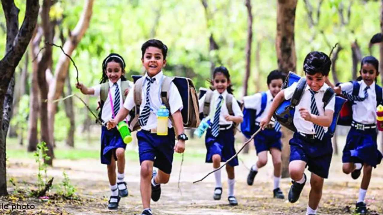 Good News: ये रियल स्टेट कंपनी उठाएगी कर्मचारियों के बच्चों की पढ़ाई का खर्च, सोशल मीडिया होने लगी वाहवाही