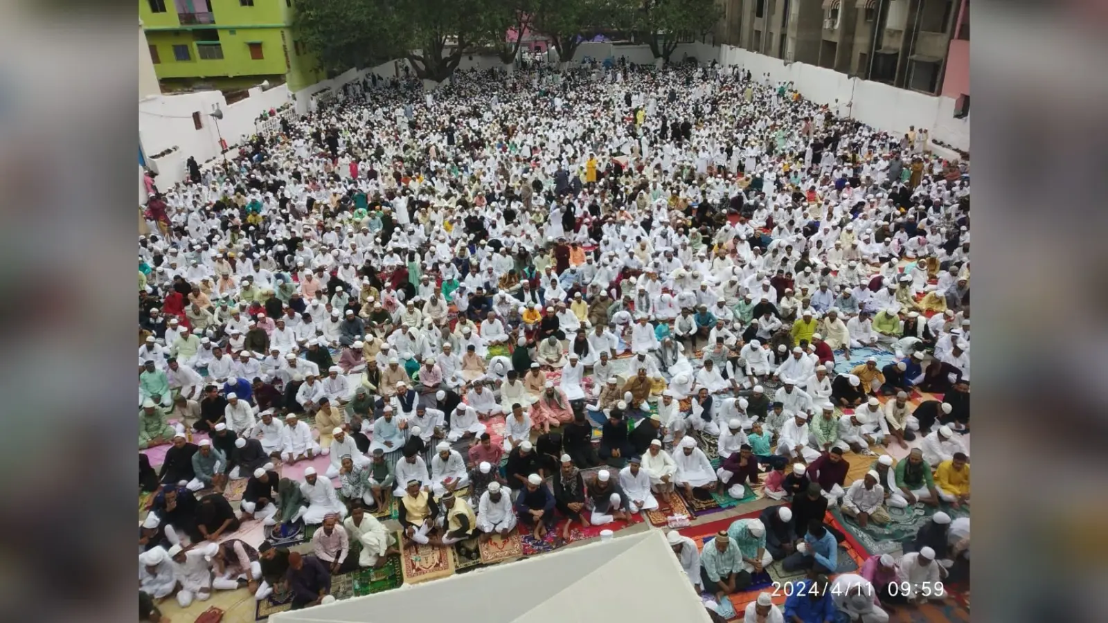 PHOTOS: झारखंड में धूमधाम से मनी ईद, एक-दूसरे से गले मिलकर दी मुबारकबाद