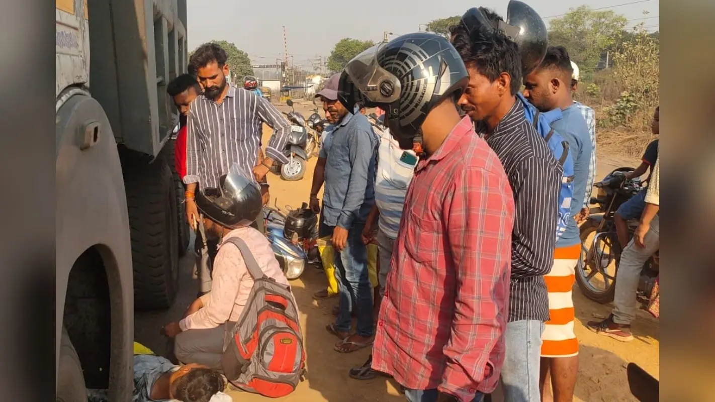 सरायकेला-खरसावां में हाइवा की चपेट में आने से युवक घायल, लोगों में आक्रोश