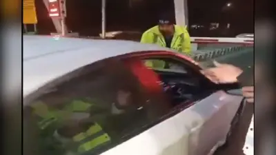 Hit and Run : ‘मुझे…’ कहने पर महिला ने पुलिसवाले को कार से उड़ाया, देखें Viral Video