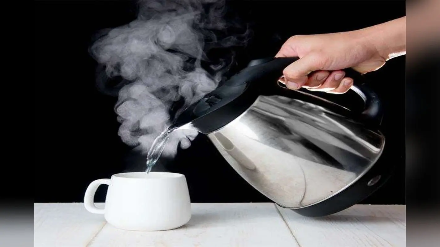 Health Tips: गर्मी में रोजाना पिएं गर्म पानी, कंट्रोल में रहेंगी ये बीमारियों