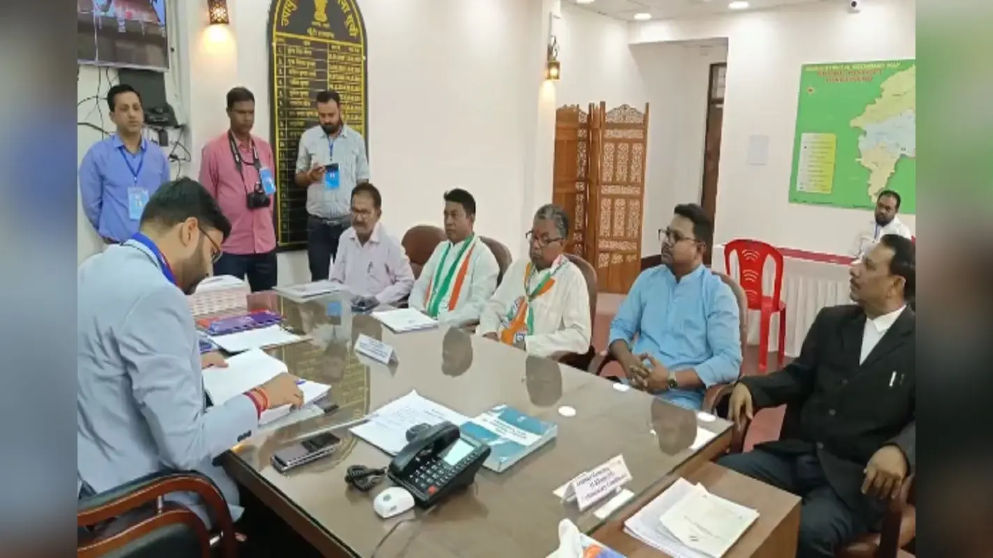 खूंटी लोकसभा सीट से कांग्रेस प्रत्याशी कालीचरण मुंडा ने दाखिल किया नामांकन
