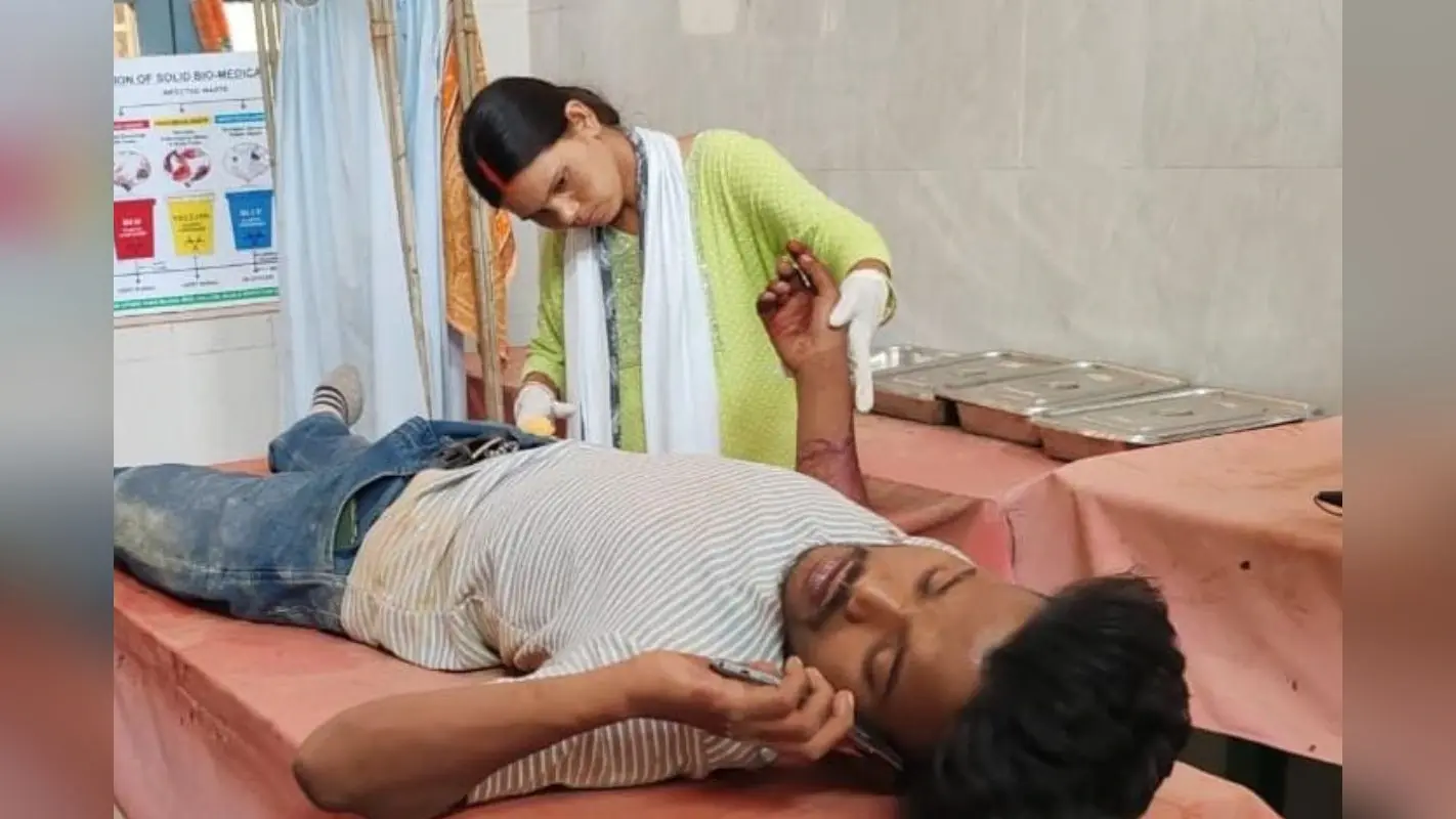 लोहरदगा में पेड़ से टकरायी स्कूटी, एक की मौत, दो रिम्स रेफर, घायलों को अस्पताल लेकर पहुंचे बीडीओ