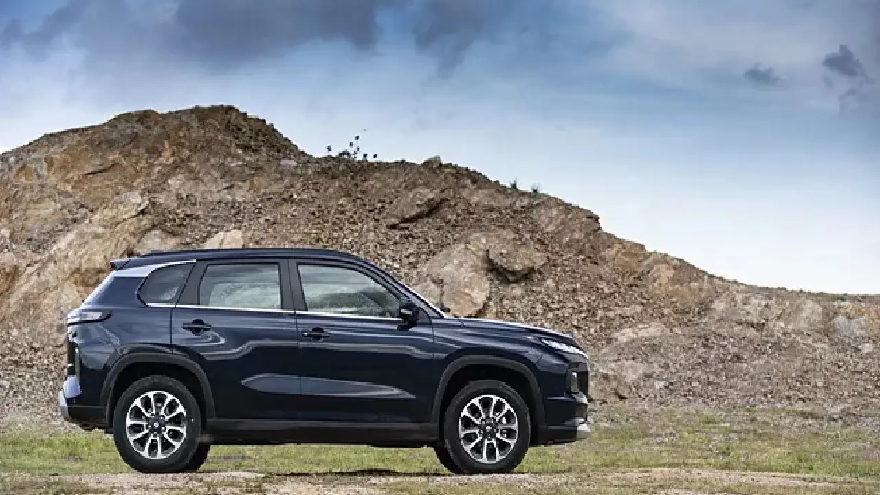 Maruti की इस शानदार हाइब्रिड एसयूवी पर बंपर डिस्काउंट, 10,00,00 तक ली छूट