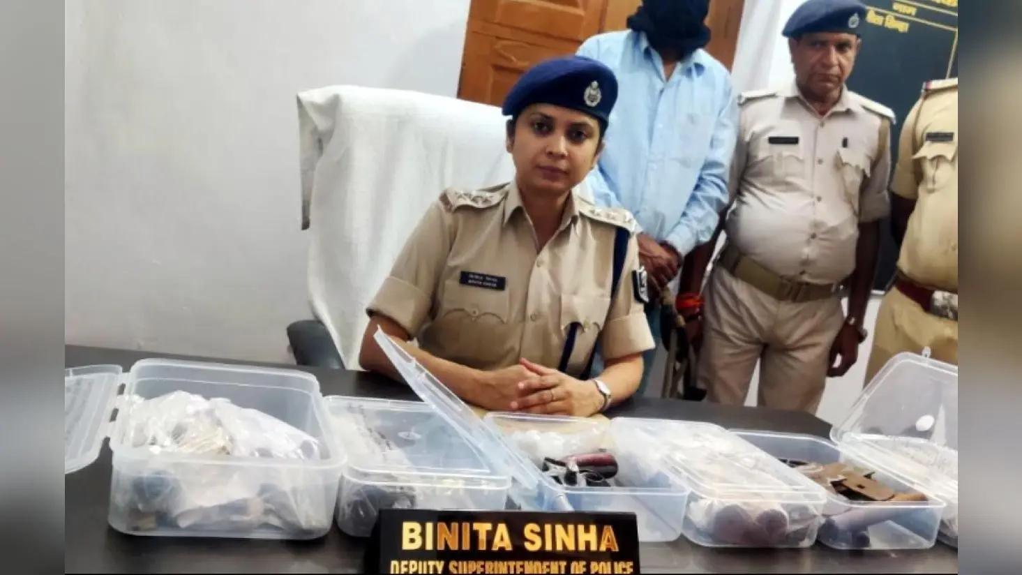 Muzaffarpur: मझौलिया में मिनी गन फैक्ट्री का खुलासा, दीवान पलंग के बॉक्स से अर्धनिर्मित लोहे का हथियार बरामद