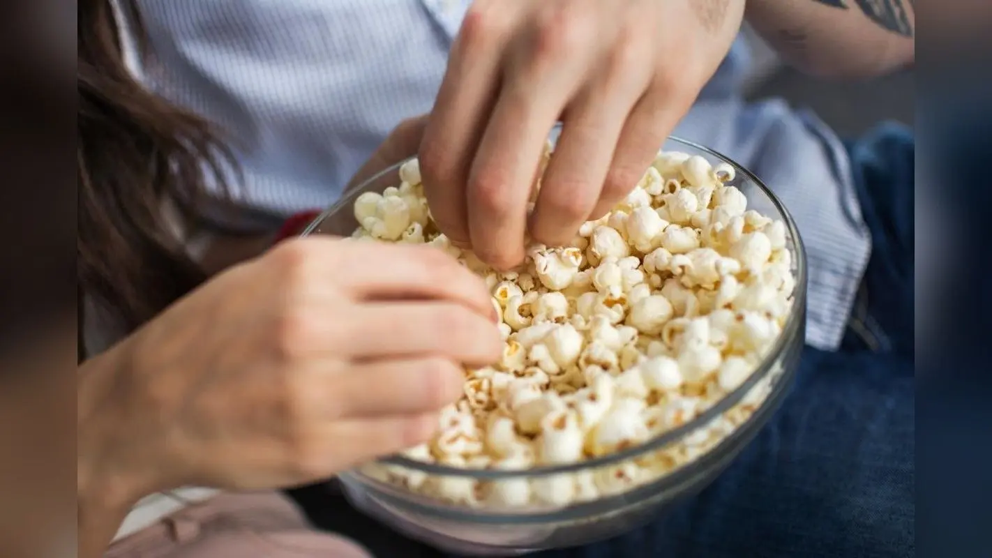 Popcorn: एक्सपर्ट से जानिए पॉपकॉर्न खाने के फायदे और नुकसान