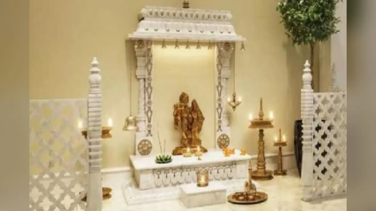 Vastu Tips: भूलकर भी पूजा घर में न रखें ये चीजें, बढ़ जाएंगी मुश्किलें