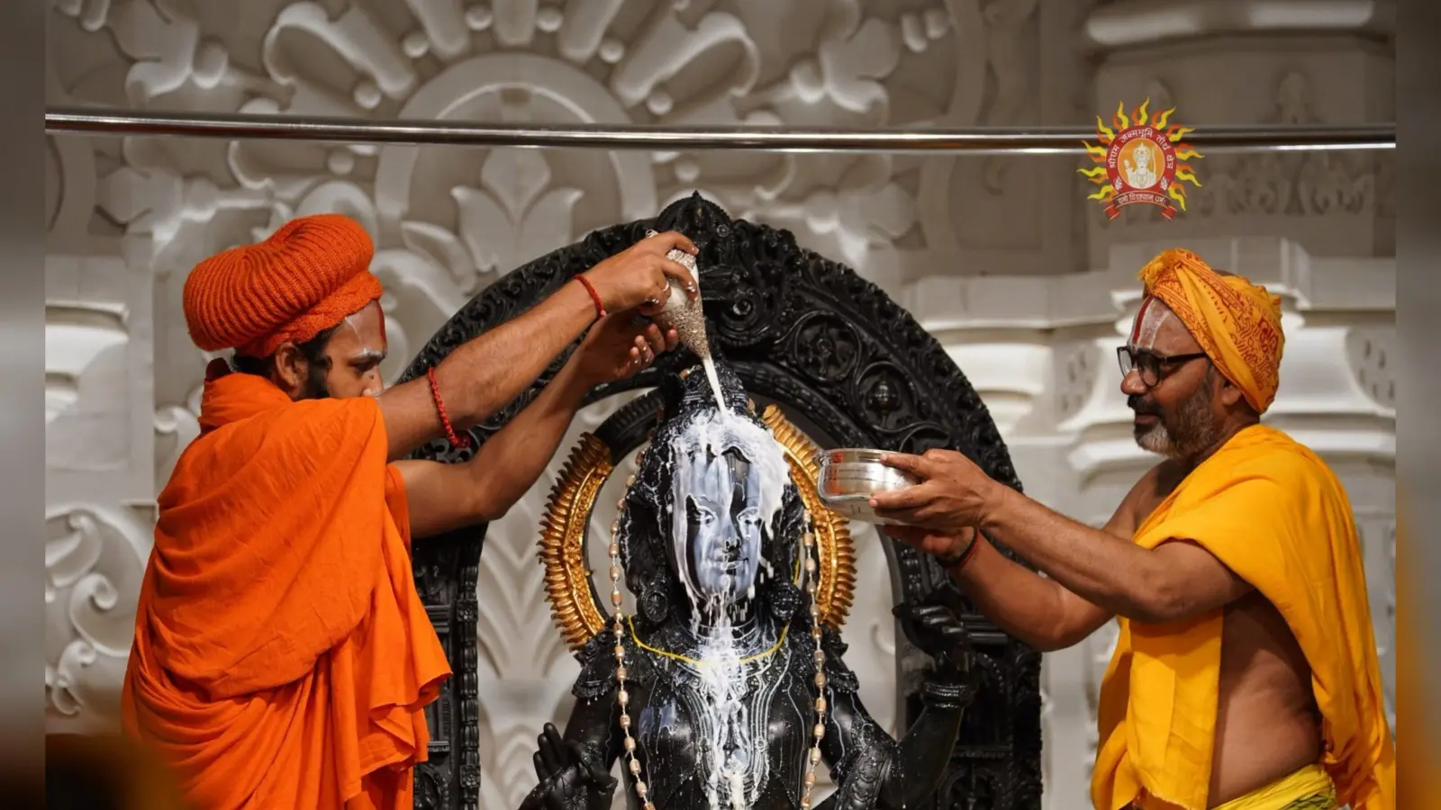 Ram Navami: भए प्रगट कृपाला… अयोध्या में रामलला की भव्य पूजा, देखें तस्वीरें