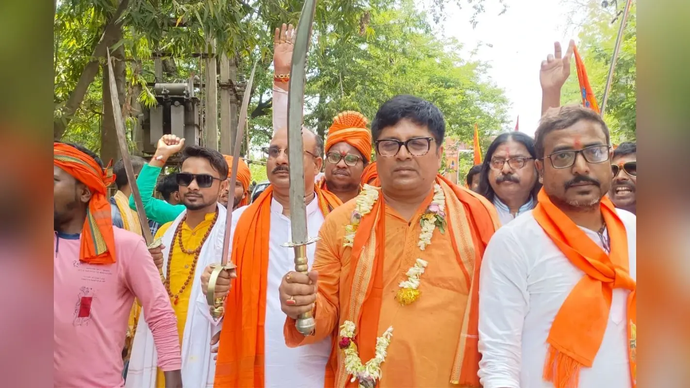 WB News : हाईकोर्ट के निर्देश के बावजूद राम नवमी रैली में हाथों में अस्त्र लेकर भांजते दिखे भाजपा प्रार्थी और जिला नेता