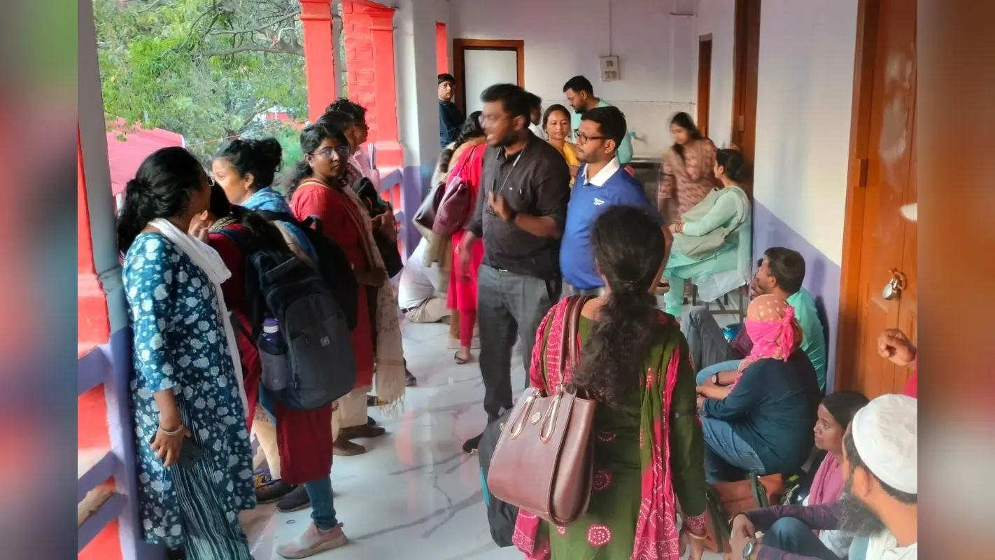 रांची विश्वविद्यालय के अतिथि शिक्षकों ने एफओ, रजिस्ट्रार, डीएसडब्ल्यू व प्रॉक्टर का सात घंटे तक किया घेराव, बुलानी पड़ी पुलिस