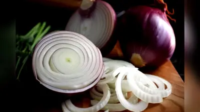 Raw Onion Benefits: कच्चे प्याज में है औषधीय गुण, इसके खाने से दूर रहती हैं ये गंभीर बीमारियां